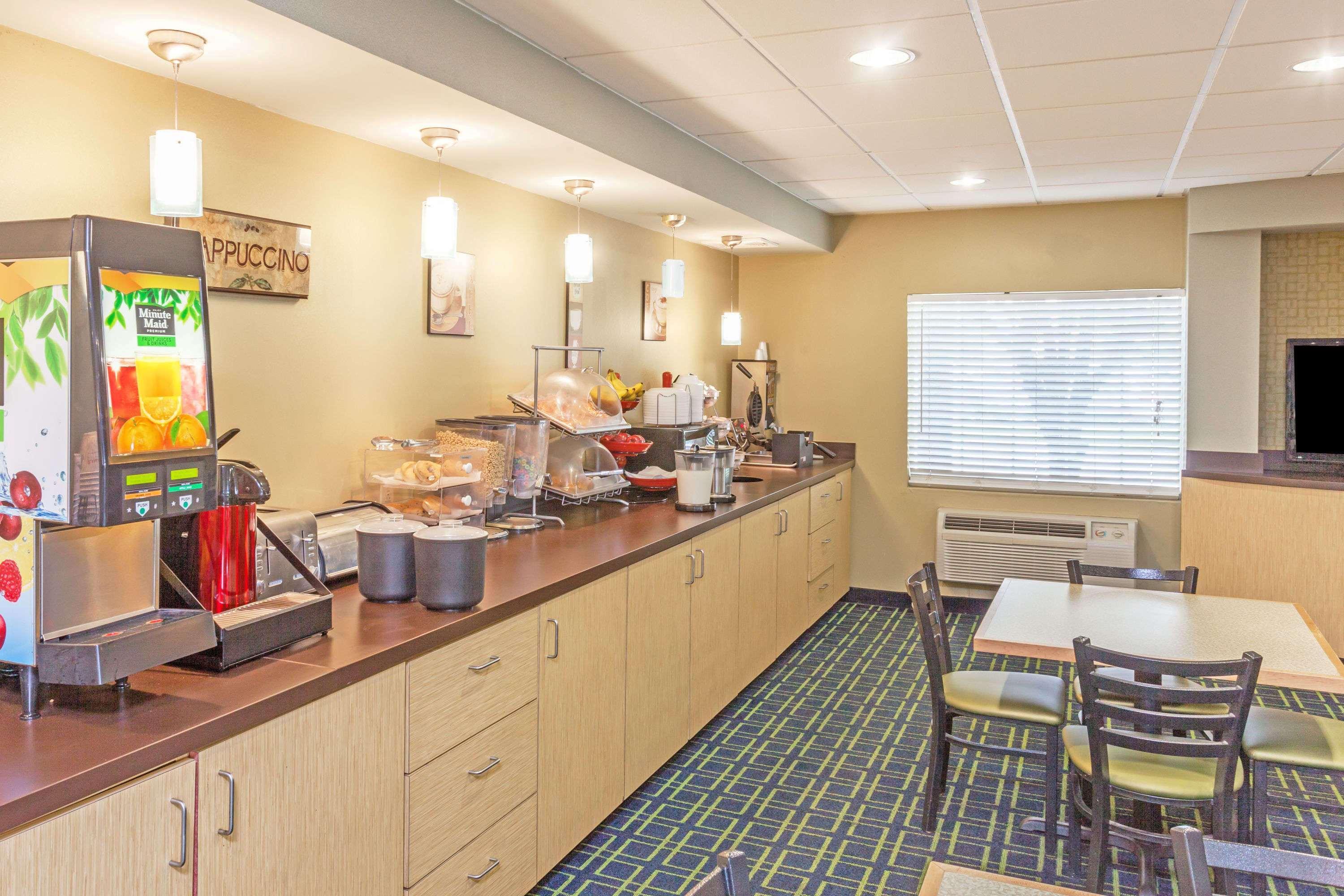 Comfort Inn & Suites Louisville Airport Fair & Expo Экстерьер фото