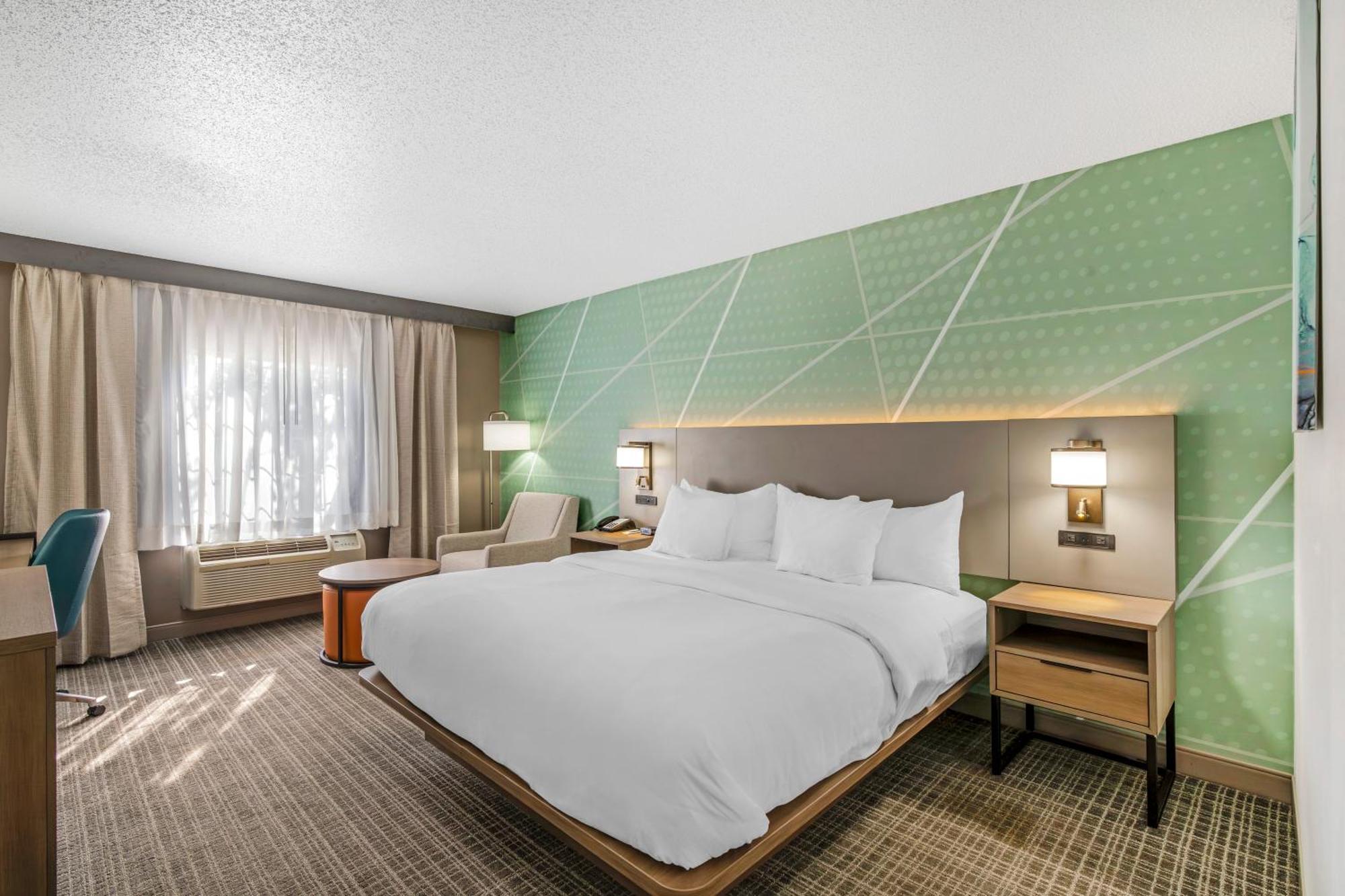Comfort Inn & Suites Louisville Airport Fair & Expo Экстерьер фото