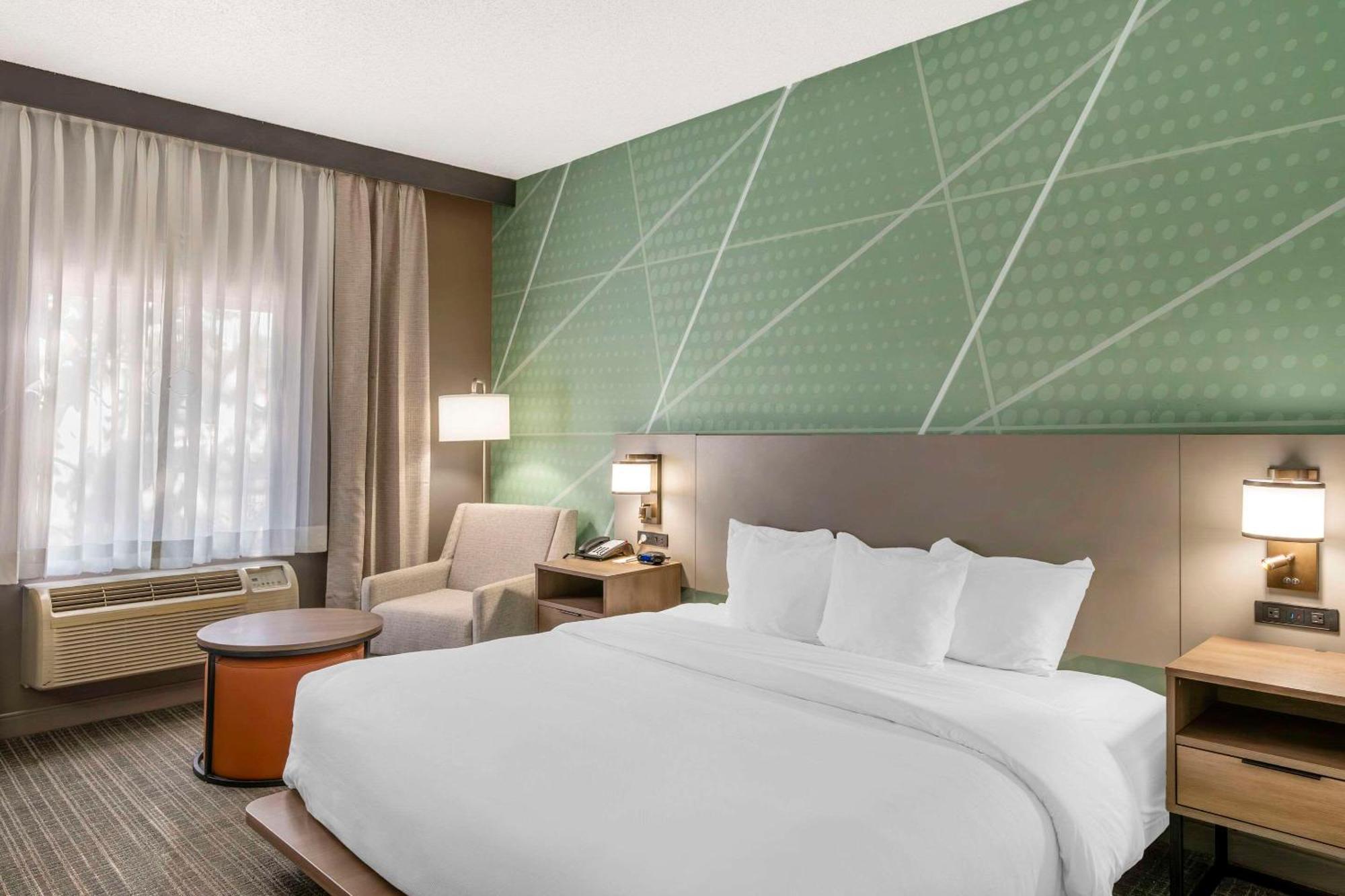 Comfort Inn & Suites Louisville Airport Fair & Expo Экстерьер фото
