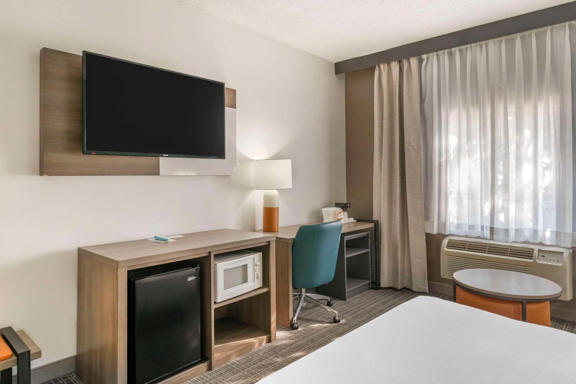 Comfort Inn & Suites Louisville Airport Fair & Expo Экстерьер фото